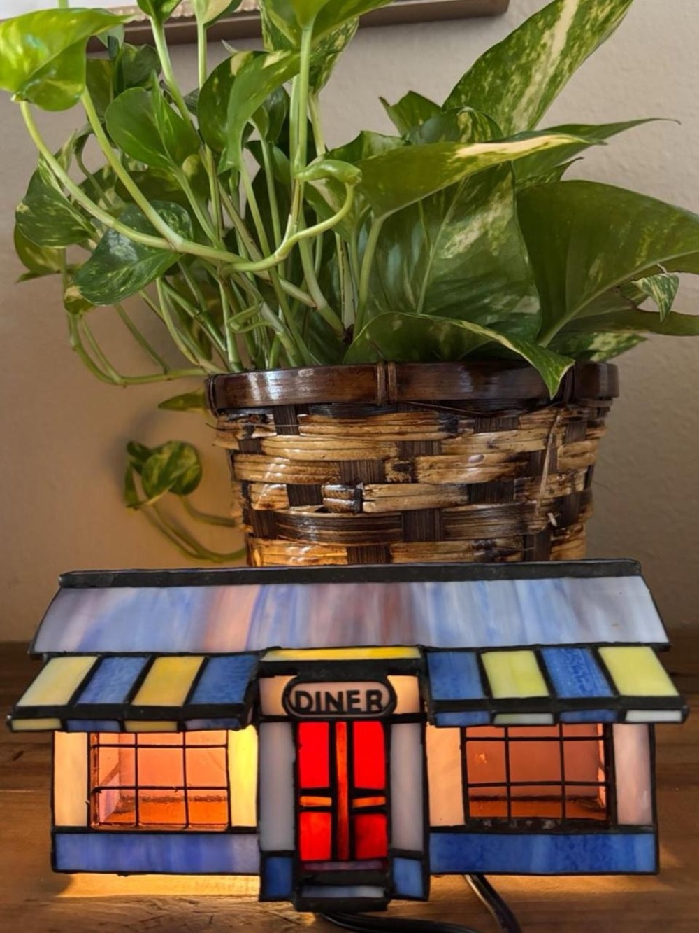 Vintage Tiffany Style stained glass Diner lamp. In really good condition